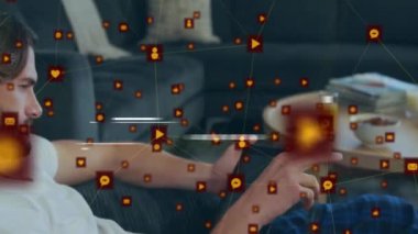 Tabletle etkileşim, sosyal medya simgeleriyle çevrili adam animasyonu. Teknoloji, dijital, iletişim, bağlantı, sanal, arayüz