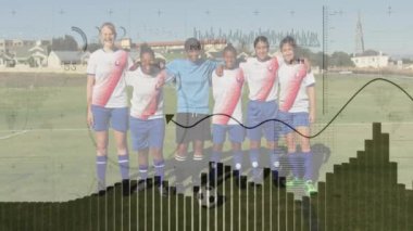 Futbol takımı görüntü üzerinde veri canlandırma animasyonuyla sahada poz veriyor. Spor, takım çalışması, sporcular, teknoloji, koçluk, performans