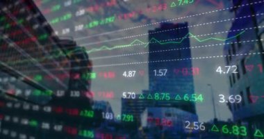 Arkaplanda gökdelenler olan şehir manzarası üzerinde borsa verileri canlandırılıyor. Finans, animasyon, iş, yatırım, kentsel, ekonomi