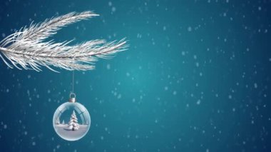 Düşen kar animasyonunun üzerine asılı Noel ağacı süsü. Bayramlar, dekorasyon, kış, şenlik, kar taneleri, mevsimlik