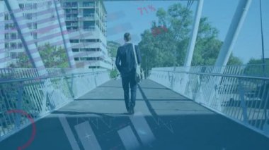 Köprüde yürümek, mali veri animasyonunun üzerinde evrak çantasıyla iş adamı olmak. finans, yatırım, teknoloji, şirket, meslek ve analitik