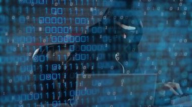 Karanlık odada klavyede yazan kişi üzerine ikili kod animasyonu. Teknoloji, kodlama, dijital, bilgisayar, programlama, hacker