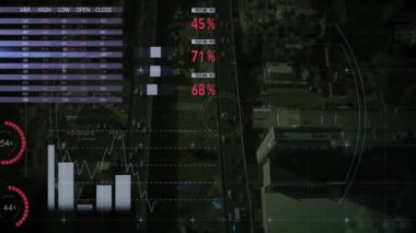 Geceleri şehir sokaklarının hava manzarası üzerinde haritalar ve grafikler. İş, finans, veri, analitik, teknoloji, yenilik