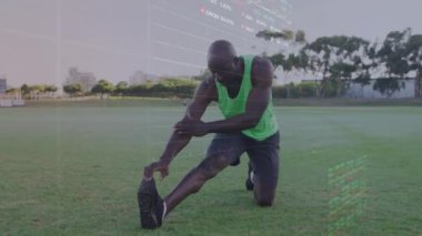 Çimlerin üzerinde uzanan, park arka planında spor yapan bir sporcu. Sağlık, teknoloji, açık hava, egzersiz