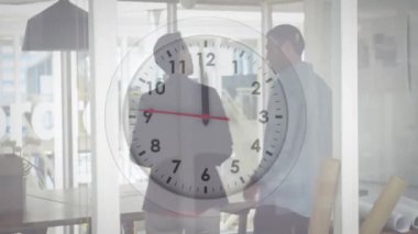 Modern ofiste tartışan insanlar için saat animasyonu. İş, takım çalışması, işbirliği, toplantı, beyin fırtınası, teknoloji