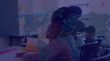 Sınıfta okuyan öğrencilerin üzerinde veri göstergesi olan dünya haritası. Eğitim, teknoloji, küresel, yenilik, analitik, öğrenim