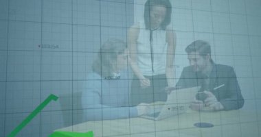 İş arkadaşlarıyla mali veri tablosu animasyonu üzerinde tartıştık. tartışma, takım çalışması, sunum, strateji, planlama, analitik