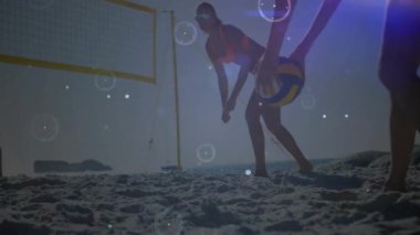 Plaj voleybolu oynuyorlar, dijital ağ bağlantıları olan sporcular animasyon örtüşüyor. Spor, teknoloji.