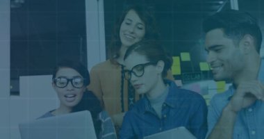 Dizüstü bilgisayardaki verileri analiz etmek, üzerlerinde finansal grafik animasyonu olan bir grup meslektaşı. İş, takım çalışması, işbirliği, analiz, teknoloji, finans