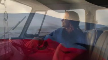 Sahilde karavanda oturan bir kadın, sahnenin üzerinde Rusya bayrağı sallıyor. seyahat, macera, vanlife, özgürlük, sahil şeridi, yol gezisi