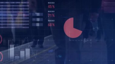 Ofisteki verileri analiz eden iş adamlarının grafikleri ve çizelgeleri. analitik, takım çalışması, işbirliği, toplantı, şirket planlaması