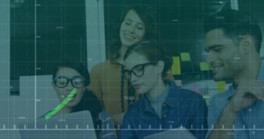 Finansal veri grafik animasyonu projede işbirliği yapan çeşitli iş adamları üzerinde. takım çalışması, işbirliği, veri analizi, finans, strateji, çeşitlilik