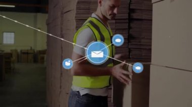 Depodaki kutuları istiflemek, ağ bağlantıları olan işçiler animasyon üzerine yerleştirildi. Lojistik, nakliye, ulaşım, teknoloji, üretkenlik, bağlantı