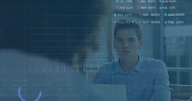 Finansal veriler ve borsa analizleri ofiste yapılan iş toplantısıyla ilgili. Finans, şirket, yatırım, ticaret, ekonomi, tablolar