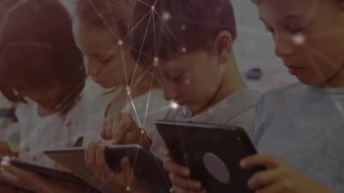 Ağ bağlantıları olan tabletler kullanarak ekranlara odaklanan çocuklar. Teknoloji, eğitim, cihazlar, öğrenme, dijital, bağlantı
