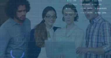 Finansal veriler ve borsa animasyonu çeşitli iş adamlarının projeyi tartışması üzerine. Finans, takım çalışması, hisse senetleri, yatırım, toplantı, analitik