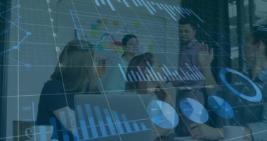 Mali veriler toplantıdaki çeşitli iş takımlarının animasyonlarını gösteriyor. takım çalışması, başlangıç, mali rapor, veri analizi, işbirliği, sunum