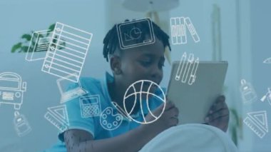Çocuk mavi arka planda eğitim araçlarıyla tablet kullanıyor. Teknoloji, öğrenme, çocuklar, dijital, etkileşimli