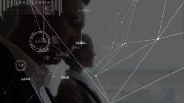 Tablet kullanan iş adamları üzerinde veri işleme ve ağ bağlantıları. Teknoloji, takım çalışması, iletişim, dijital, bağlantı, yenilik