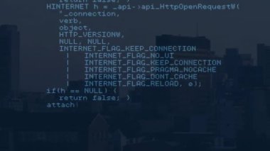 Şehrin arka planında bilgisayar kodu animasyonu. Teknoloji, kentsel, yenilik, dijital, fütüristik, metropol kavramı