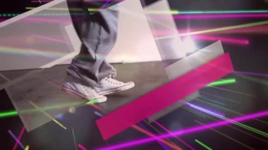 Spor ayakkabılarla dans eden, renkli geometrik şekiller ve neon ışıklar üzerinde dans eden biri. Dans, hareket, şehir, moda