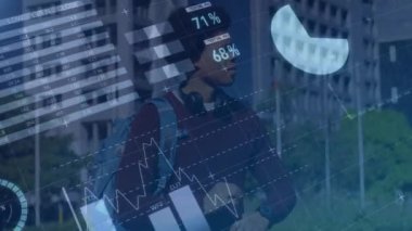 Finansal veri tabloları ve kentsel alanda yürüyen kişi üzerindeki grafikler. Finans, şehir, istatistik, iş, analitik, teknoloji