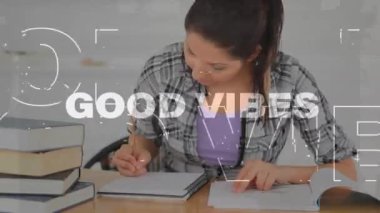 Masada kitaplarla çalışmak, Good Vibes animasyon sahnesinde metin animasyonu. Eğitim, öğrenim, akademi, okul, bilgi, konsantrasyon