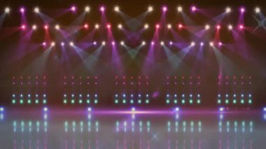 Konser sahnesinin arka planında renkli sahne ışıkları ve yansımaları. ışıklandırma, canlı, performans, eğlence, gösteri, müzik