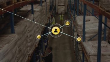 Depodaki rafları düzenlemek, ağ bağlantıları olan işçiler animasyon örtüşüyor. lojistik, takım çalışması, organizasyon, depolama, teknoloji, bağlantı