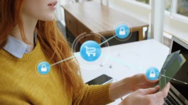Alışveriş arabası ve güvenlik kilidi, ofisteki tablet kullanan bir kadın için animasyon. Teknoloji, e-ticaret, çevrimiçi alışveriş, İnternet, dijital, iş