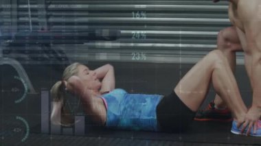 Spor salonunda egzersiz yapmak, spor yapan insanları etkileyen animasyon fitness verileri. Spor, eğitim, teknoloji, egzersiz, dijital, artırılmış gerçeklik