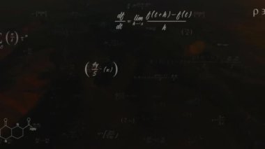 Matematiksel denklemler ve bilimsel formüller gün batımında dağ manzarası üzerinde animasyon. Matematik, bilim, dağlar, doğa, teknoloji, görselleştirme