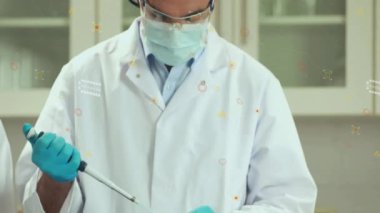 Test tüpleri ve pipetlerle ilgilenen bilim adamı laboratuvar ortamındaki verileri analiz ediyor. araştırma, deney, veri analizi, biyoteknoloji, kimya