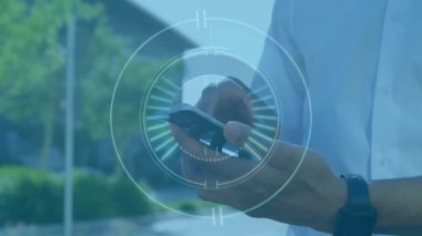 Akıllı telefon kullanarak, arka planda dijital arayüz animasyonuyla etkileşime geçen kişi. Teknoloji, yenilik, ekran, etkileşim, iletişim, mobil