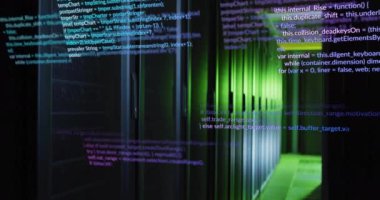 Veri merkezindeki sunucu raflarının üzerinde bilgisayar kodu animasyonu. Teknoloji, sunucular, bilişim altyapısı, kodlama, programlama, ağ konsepti