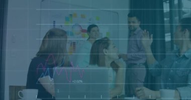 Mali veriler ve borsa trendleri toplantıda iş dünyası ekibinden önce gelir. Finans, takım çalışması, işbirliği, veri analizi, çizelgeler, grafikler