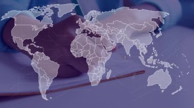 Dünya haritası ve altıgen şablonlar kalemle yazan kişi üzerinde animasyon. Teknoloji, geometrik, veri, yenilik, kaplama, dijital