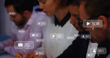 Ofiste çalışan çeşitli insanlar hakkında sosyal medya bilgilendirmeleri. Teknoloji, iletişim, işyeri, işbirliği, takım çalışması, çeşitlilik