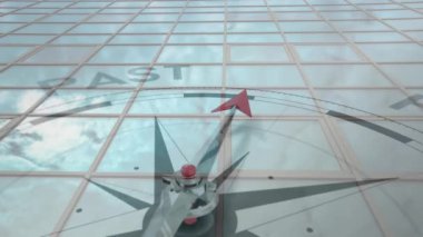 Pusula gökyüzünü yansıtan cam bina üzerinde gelecek animasyonunu gösteriyor. Yenilik, yön, rehberlik, ilerleme, dijital, modern