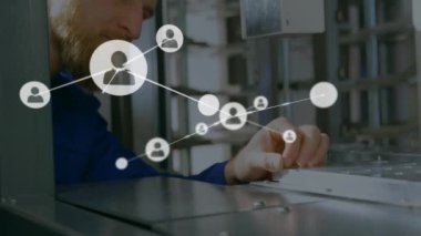 Endüstriyel ortamda dizüstü bilgisayarda çalışan bir adam için bağlantı ağı. Teknoloji, bağlantı, çalışma alanı, üretkenlik, dijital, yenilik