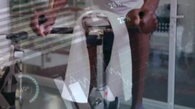 Spor salonunda sabit bisiklet üzerinde egzersiz yapan bir adamın sağlık verisi animasyonu. Egzersiz, teknoloji, egzersiz, izleme, sağlık