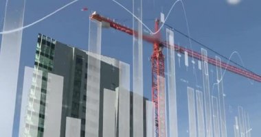 Vinçli ve binalı inşaat alanı, üzerinde finansal veri işleme animasyonu. mimari, geliştirme, finans, ilerleme, teknoloji, iş