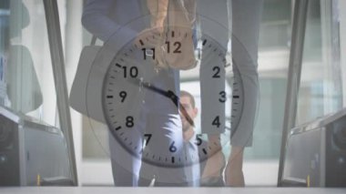 Ofis binasında yürüyen insanlar için saat animasyonu. Zaman, iş, toplantı, şirket, teslim tarihi, verimlilik