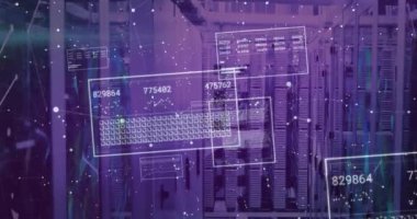 Veri merkezindeki sunucu raflarında veri animasyonu işleniyor. Teknoloji, ağ, dijital, bulut hesaplama, altyapı, bilişim