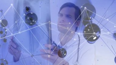 Doktor X-ray 'i ağ bağlantıları ve veri işleme animasyonu ile inceliyor. Sağlık, teknoloji, tanı, tıbbi, yenilik, analiz