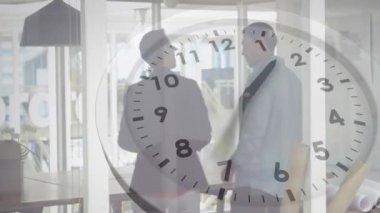 Modern ofiste iş adamlarının tartışması üzerine saat animasyonu. Toplantı, takım çalışması, işbirliği, şirket, yenilik, strateji