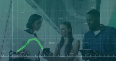 Finansal grafik animasyonu, çeşitli meslektaşların modern ofiste çalışmaları tartışması üzerine. İş, finans, takım çalışması, işbirliği, veri analizi, strateji