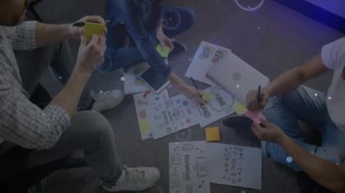 Dijital arayüz animasyonu üzerine yapışkan notlar ve çizimler içeren beyin fırtınası. yaratıcılık, işbirliği, fikirler, yenilik, takım çalışması, planlama