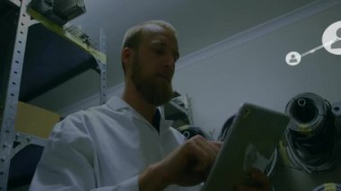 Sunucu odasında tabletle çalışan adam üzerinde bağlantı ağı animasyonu. Teknoloji, ağ oluşturma, veri, siber, güvenlik, yenilik