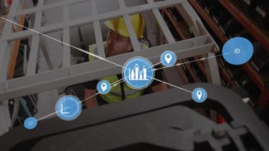 Güvenlik teçhizatı, veri noktaları ve ağ bağlantıları olan bir inşaat işçisi. Teknoloji, miğfer, mühendislik